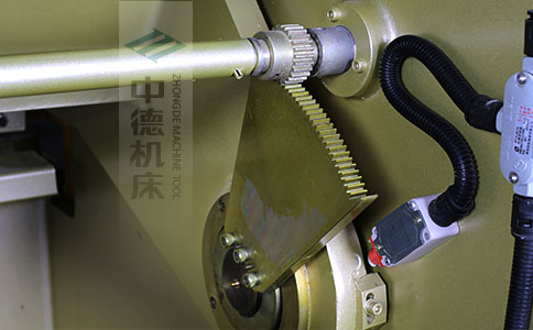 ZDS-840接纳高精度刀片空隙调理齿轮,颠末淬火高硬度又耐磨,外表镀锌不生锈,终年累月利用仍然有很高的调理精度.jpg ZDS-840接纳高精度刀片空隙调理齿轮,颠末淬火高硬度又耐磨,外表镀锌不生锈,终年累月利用仍然有很高的调理精度.jpg